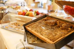 ein Buffet mit einigen Speisen auf dem Tisch in der Unterkunft Palatul Brukenthal Avrig in Avrig
