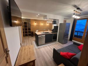 Kuchyňa alebo kuchynka v ubytovaní Duplex 12p St Sorlin D'arves résidence Odalys