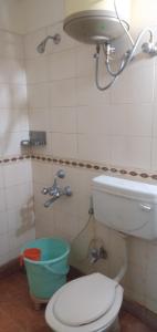 une salle de bain avec toilettes et douche dans l'établissement Apartment Home Stay, à Bangalore 5 autres photos