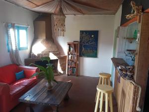Casa rural cerca del Cabo في Rincón de los Oliveras: غرفة معيشة مع أريكة وطاولة