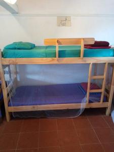 Lliteres en una habitació de Casa rural cerca del Cabo