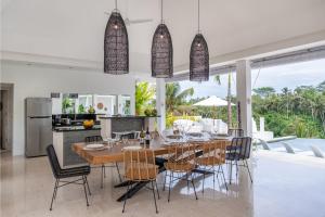 - une cuisine et une salle à manger avec une table et des chaises dans l'établissement Villa Savana Ubud, à Ubud