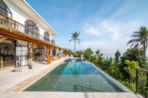 - une piscine à débordement dans l'arrière-cour d'une maison dans l'établissement Villa Moonlight Lovina, à Buleleng