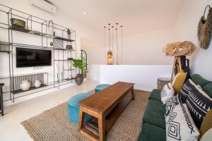 una sala de estar con un sofá y una mesa en Villa Moonlight Lovina, en Buleleng