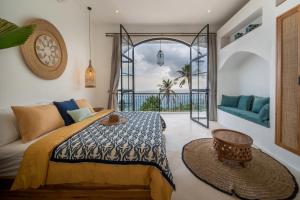 - une chambre avec un lit et une vue sur l'océan dans l'établissement Villa Moonlight Lovina, à Buleleng