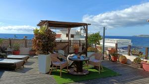 ロス・アブリゴスにあるEstrella del Marの海を望むパティオ(テーブル、椅子付)