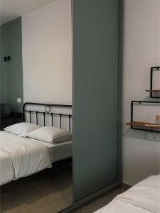 - une chambre avec 2 lits et un miroir dans l'établissement Neutron, à Kavala