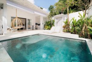 una piscina nel cortile di una casa di Villa Charles Ubud ad Ubud