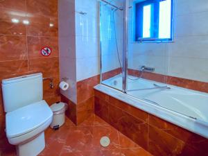 La salle de bains est pourvue de toilettes, d'une douche et d'une baignoire. dans l'établissement Rosalia House, à Rhodes