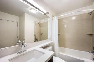 Koupelna v ubytování Sonesta Simply Suites Phoenix Glendale