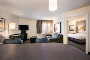 Postel nebo postele na pokoji v ubytování Sonesta Simply Suites Phoenix Glendale