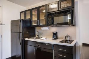 Kuchyň nebo kuchyňský kout v ubytování Sonesta Simply Suites Phoenix Glendale
