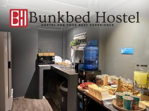 MakkasanにあるBunkbed Hostelの食物の看板