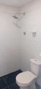 uma casa de banho com um WC branco num quarto em Hostal-Mirador La Popa em Cartagena de Indias