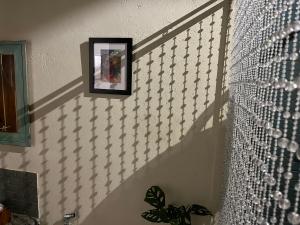ein Schatten einer Wand mit einem Bild darauf in der Unterkunft Araliya Villa by Ella Nine Peaks in Ella