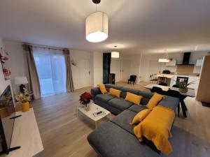 - un salon avec un canapé et une table dans l'établissement Maison neuve bord de Dordogne, à Lanzac