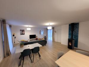 - un salon avec un canapé, une table et des chaises dans l'établissement Maison neuve bord de Dordogne, à Lanzac