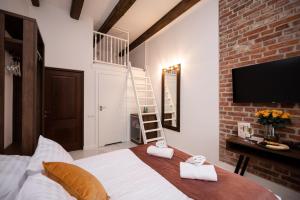 Posteľ alebo postele v izbe v ubytovaní Hive Family House