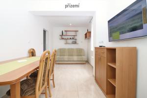 - une cuisine et une salle à manger avec une table et des chaises dans l'établissement Apartmány U Floriánů, à Žacléř