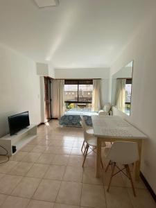 sala de estar con mesa y dormitorio en Depto San Luis en Mar del Plata