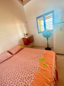 מיטה או מיטות בחדר ב-Chalé da Kikia