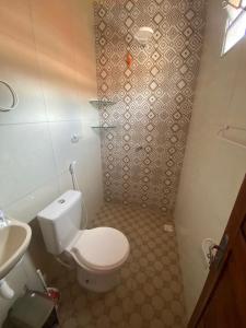 uma casa de banho com um WC e um lavatório em Chalé da Kikia em Icapuí