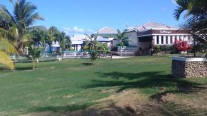 una casa con un giardino verde con palme di The Sea Cliff Hotel Resort & Spa a Port Antonio