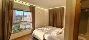 Un dormitorio con una cama y una ventana grande en Port Blau Cambrils, en Cambrils 39 fotos más