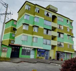 un edificio de color verde y amarillo en QUINDIOAPARTAMENTOTURISTICO, en Armenia