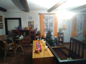 ein Wohnzimmer mit einem Tisch und einem Weihnachtsbaum in der Unterkunft Jiřetínská chaloupka in Jiřetín pod Jedlovou