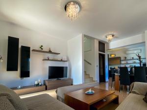 een woonkamer met een bank en een tafel bij Rosalia House in Rhodos-stad