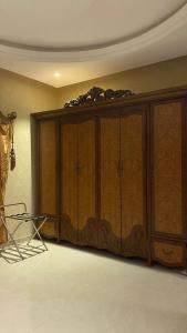 un grande mobile in legno in una stanza di شقق قمم الصفوة للوحدات السكنية a Rafha