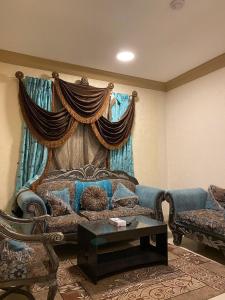 a living room with a couch and a table at شقق قمم الصفوة للوحدات السكنية in Rafha