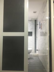 baño con aseo y puerta negra en Para groupos y familia grande los molinos laurles, en Medellín