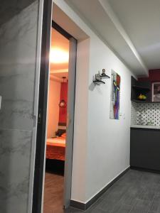 un pasillo con una puerta que conduce a un dormitorio en Para groupos y familia grande los molinos laurles, en Medellín