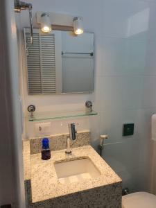 特雷索波利斯的住宿－Loft no Alto，一间带水槽、镜子和卫生间的浴室