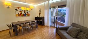 una sala de estar con una mesa y un sofá en Port Blau Cambrils, en Cambrils