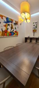 una mesa de comedor con sillas y una pintura en la pared en Port Blau Cambrils, en Cambrils