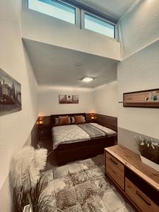 um quarto com uma cama e uma janela em 2 Room Galerie Einliegerwohnung in Rheinstetten, Messe Nähe, Rollstuhlfahrer geeignet em Rheinstetten