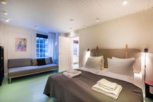 een slaapkamer met een bed met twee handdoeken erop bij The Townhouse by Daniel&Jacob's in Kopenhagen