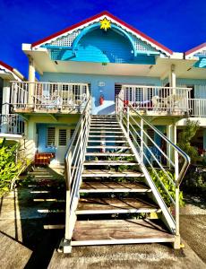 un escalier menant à une maison avec une étoile sur le toit dans l'établissement Hôtel DOUCE VAGUE, à Sainte-Luce