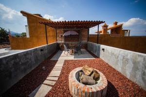 un patio de una casa con una mesa y un barril en Casa San Pancho Centro Mágico en Pátzcuaro