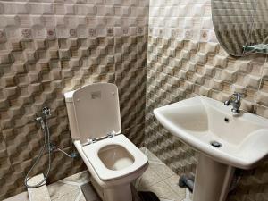 een badkamer met een toilet en een wastafel bij Riambel Paradise Inn Private Apartment in Riambel