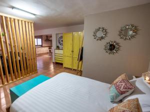 Un dormitorio con una cama y dos espejos en la pared. en Loft La Cañada, en La Orotava