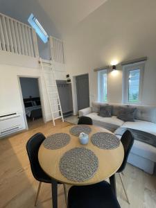 sala de estar con mesa, sillas y sofá en Dream Apartman, en Levél