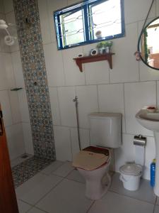 un bagno con un water e un lavandino di Casa - Sítio da Tabi - Lagoinha-SP a Lagoinha