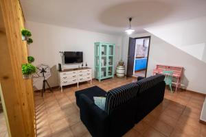 a living room with a couch and a television at Loft La Cañada in La Orotava