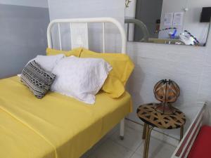 Giường trong phòng chung tại In The Heart Of Praia - Family B&B