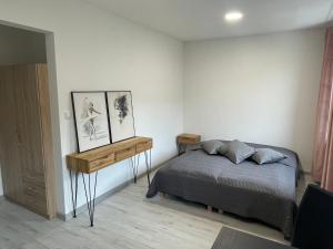 Rúm í herbergi á Apartamenty Wisła Centrum