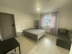 Rúm í herbergi á Apartamenty Wisła Centrum